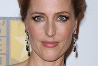 Gillian-anderson-slightly-smokey-eyes-side